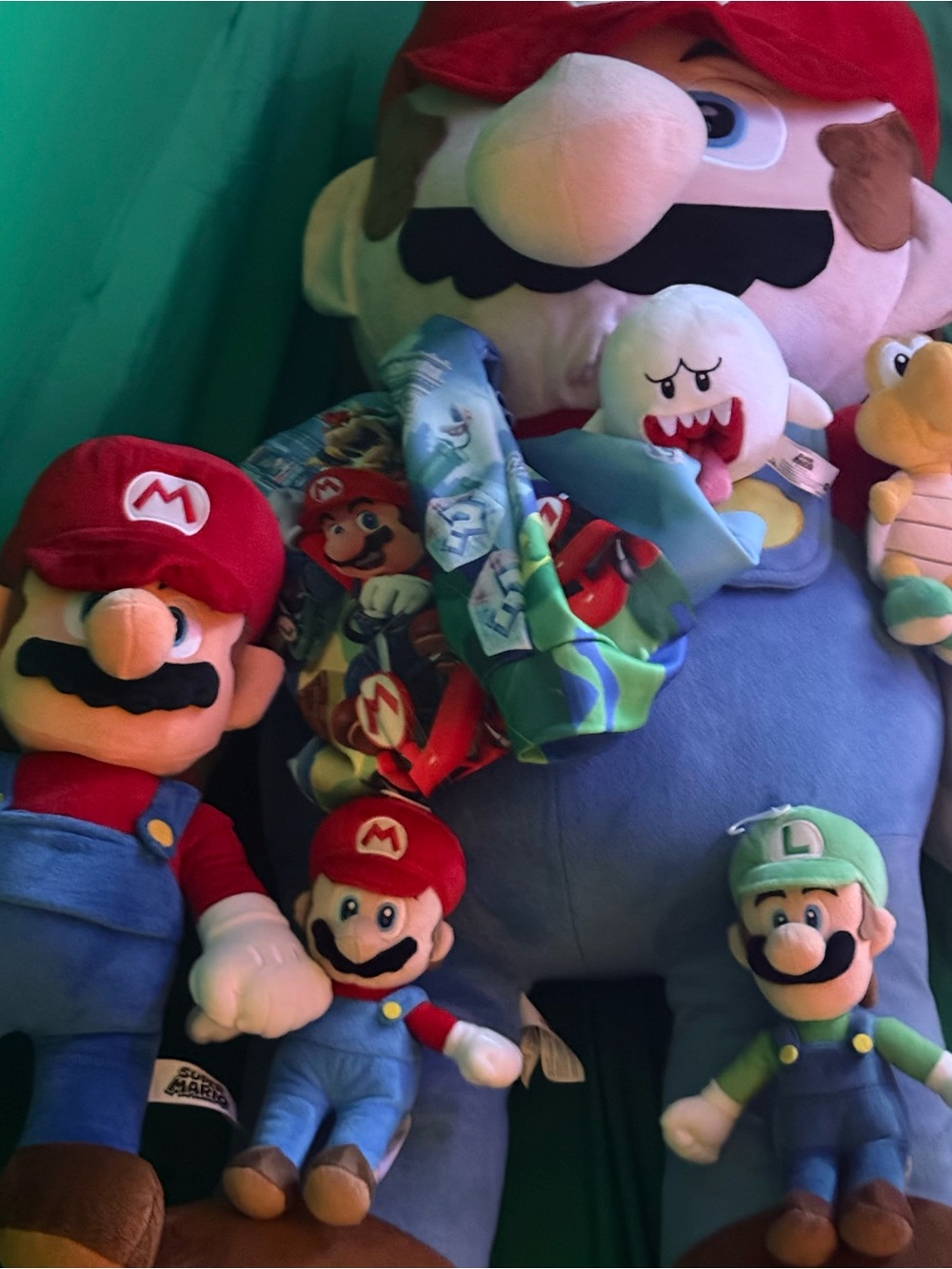 Jumbo Super Mario 48 in/4 ft. Plush toy with amiibo, and extra toys, and hoodie - Picture 6 of 11